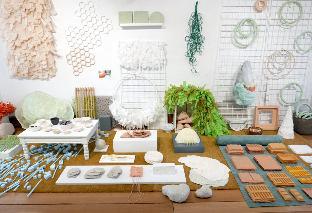Image montrant une table avec des objets fabriqués par l'artiste.